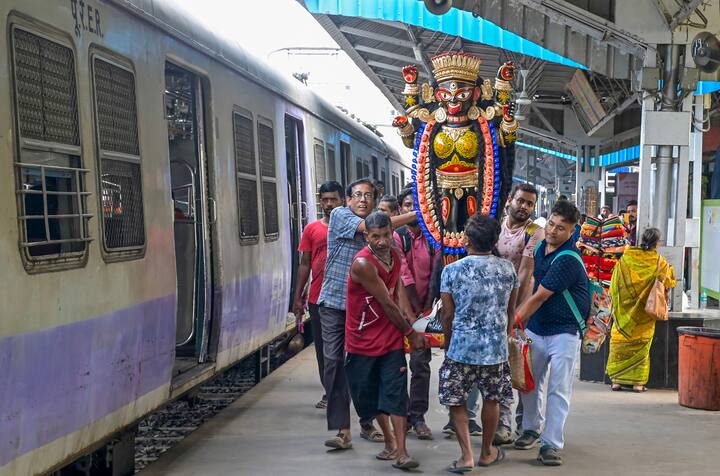 নরমুণ্ডই দেবীর অলঙ্কার৷ যুদ্ধে পরাজিত সেনাপতিদের মুণ্ডের মালা মা কালীর কণ্ঠের শোভা৷