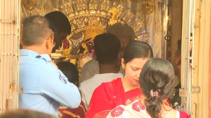 আজ দেশজুড়ে শক্তির আরাধনা, গঙ্গার ধারে এই তীর্থস্থানেও আজ মানুষের উপচে পড়া ভিড়।
