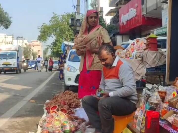 पर्यावरण वैज्ञानिक डॉक्टर फैयाज खुदसर बताते हैं कि, पहले के समय में लोग दीपावली के उत्सव पर पारंपरिक तरीके से सरसों के तेल और घी के दीपक जलाया करते थे. जिससे घरों में नुकसान पहुंचाने वाले कीड़े मकोड़े नष्ट होते थे. साथ ही वातावरण भी शुद्ध होता था और लगातार एक साथ कई दीप जलने से वायुमंडल में ऑक्सीजन लेवल भी बढ़ता था, लेकिन धीरे-धीरे जमाना बदलता गया और लोग आधुनिक तरीके से दीपावली मनाने लगे.