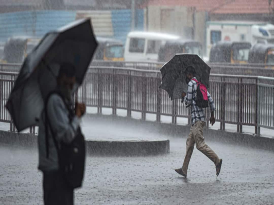 TN Rain Alert moderate rain in tamilnadu and pondicherry districts says meteorological department TN Rain Alert: காற்றழுத்த தாழ்வு பகுதி: நாளை மறுநாள் முதல் வெளுக்கப்போகும் கனமழை...லேட்டஸ்ட் வானிலை நிலவரம்!