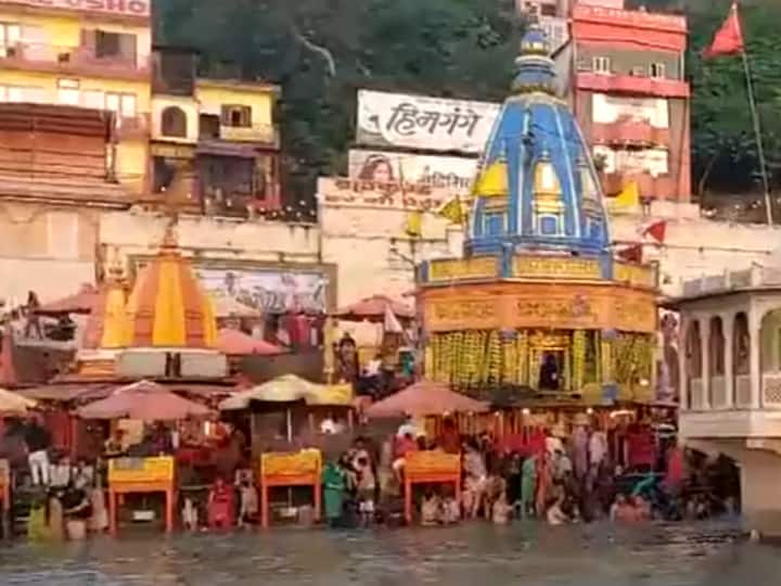 श्रद्धालु दिवाली के अवसर पर दूर-दराज से स्नान करने पहुंचते है.