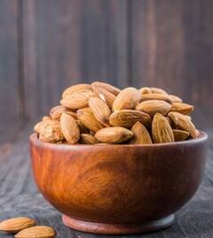 Almonds: ਭਿਉਂ ਹੋਏ ਬਦਾਮ ਬਨਾਮ ਸੁੱਕੇ ਬਦਾਮ, ਸਿਹਤ ਲਈ ਕਿਹੜਾ ਬਿਹਤਰ ਹੈ?