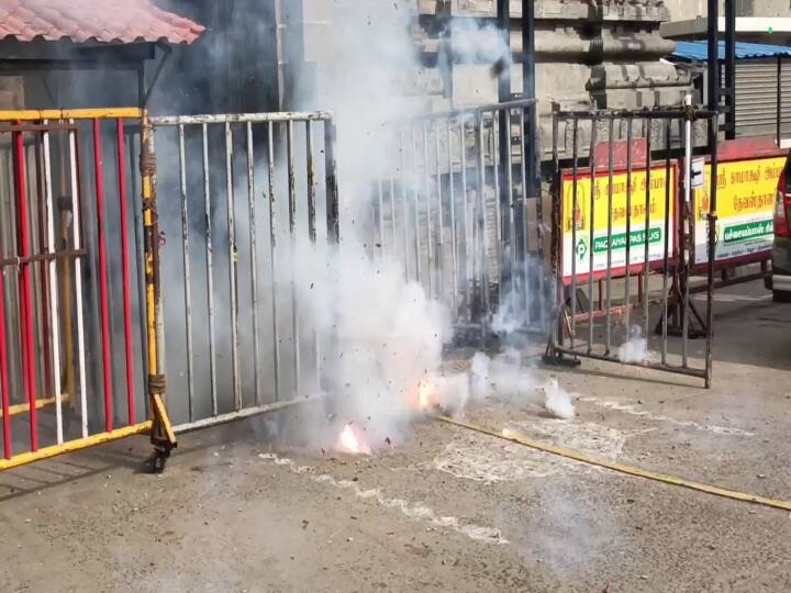 அதிர்ந்த காஞ்சிபுரம்..! காமாட்சி அம்மன் கோவில்  வெடிக்கப்பட்ட 30000 வால பட்டாசு..!