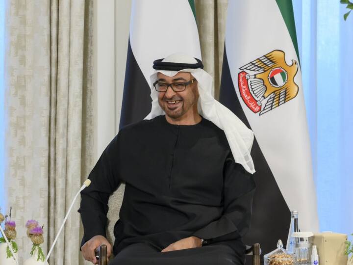 संयुक्त अरब अमीरात (UAE) के राष्ट्रपति मोहम्मद बिन जायद अल नाहयान ने दिवाली की शुभकामनाएं दी है. उन्होंने एक्स पर लिखा कि अमीरात और विदेशों में रोशनी का त्योहार (दिवाली) मनाने वालों को शुभकामनाएं. मैं दुनिया के सभी लोगों के लिए सुरक्षा और शांति की प्रार्थना करता हूं.