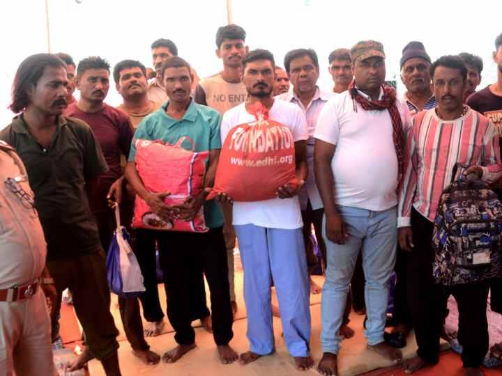 Eighty fishermen released from Pakistan reached Vadodara and gujarat govt release 71 prisoners on diwali दिवाली के मौके पर पाकिस्तानी जेलों में बंद मछुआरों की हुई वतन वापसी, परिवारों के साथ मनाएंगे दीपोत्सव