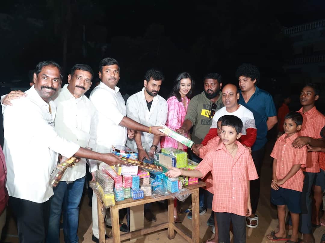 Minister Gudivada Amarnath: వీధి బాలలతో కలిసి మంత్రి అమర్నాథ్ దీపావళి పండుగ, అనాథలకు టపాసులు Minister Gudivada Amarnath Celebrates Diwali With Orphans Minister Gudivada Amarnath: వీధి బాలలతో కలిసి మంత్రి అమర్నాథ్ దీపావళి పండుగ, అనాథలకు టపాసులు