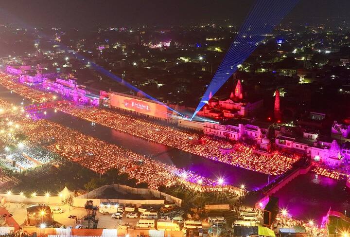 અયોધ્યામાં રામ કી પૌરી પાસે સાંજે 5.30 કલાકે દીવા પ્રગટાવવાનું કામ શરૂ કરવામાં આવ્યું હતું. દીવા પ્રગટાવવા માટે 2100 સ્વયંસેવકોની મદદ લેવામાં આવી હતી.