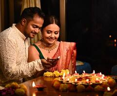 Diwali 2023: फूलों की रंगोली..दीयों से सजाया घर, लाल साड़ी पहन पति संग पहली दिवाली यूं सेलिब्रेट कर रही हैं देवोलीना, देखिए तस्वीरें