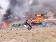 मथुरा के पटाखा बाजार में लगी भीषण आग, कई दुकानें आईं चपेट में, 10 से ज्यादा लोग झुलसे