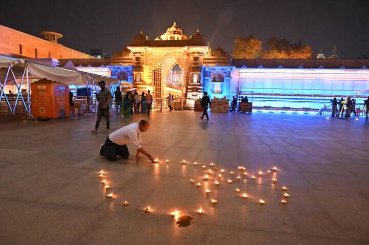 देश भर में दीपों के त्योहार दीपावली की धूम है. काशी में भी हर्षोल्लास के साथ दिवाली मनाई जा रही है. लोग एक दूसरे से मिलकर बधाई दे रहे हैं. चारों तरफ उल्लास और उमंग का माहौल है.