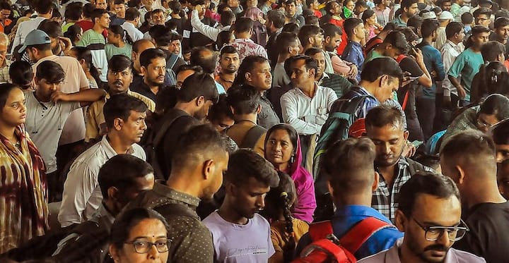 After missing train due to festival crowd, man demands refund of reserved ticket, know what are the railway rule Surat: તહેવારની ભીડના કારણે ટ્રેન ચૂકાઇ જતાં, શખ્સે રિઝર્વ ટિકિટના રિફંડની કરી માંગણી, જાણો રેલેવેના શું છે નિયમો