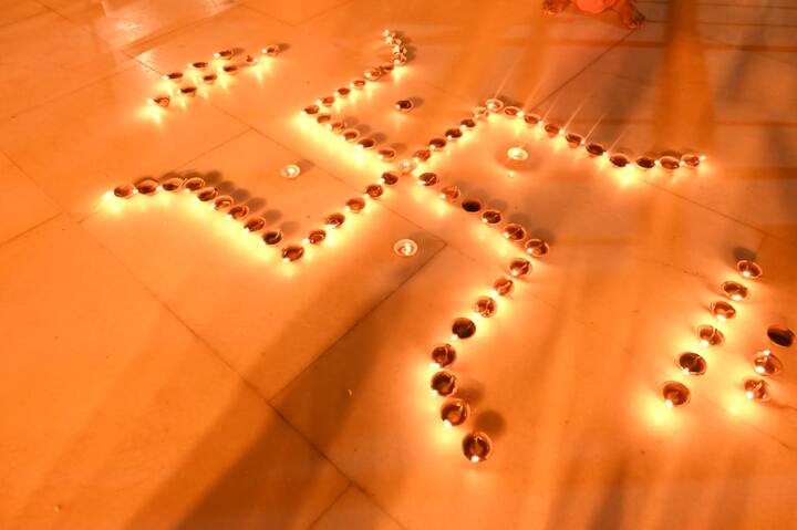 उन्होंने बाबा विश्वनाथ की कृपा से भक्तों के जीवन में खुशहाली और समृद्धि की कामना की. दिवाली के अवसर पर बड़ी संख्या में भक्त काशी विश्वनाथ मंदिर पहुंचे हैं.