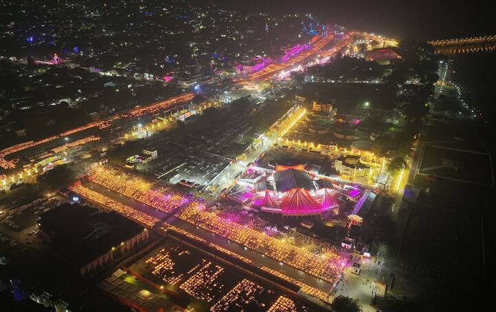 સૌપ્રથમ તે તપાસવામાં આવ્યું કે કોઈ દીવા તૂટી ગયા છે કે કેમ, જે તૂટી ગયા હતા તેને બદલવામાં આવ્યા હતા અને પછી તેમાં જ્યોત ઉમેરવામાં આવી હતી. આ પછી એક પછી એક દીવા પ્રગટાવવામાં આવ્યા. બધા દીવા પ્રગટાવ્યા પછી ઘાટનો નજારો અદ્ભુત જોવા મળ્યો હતો.