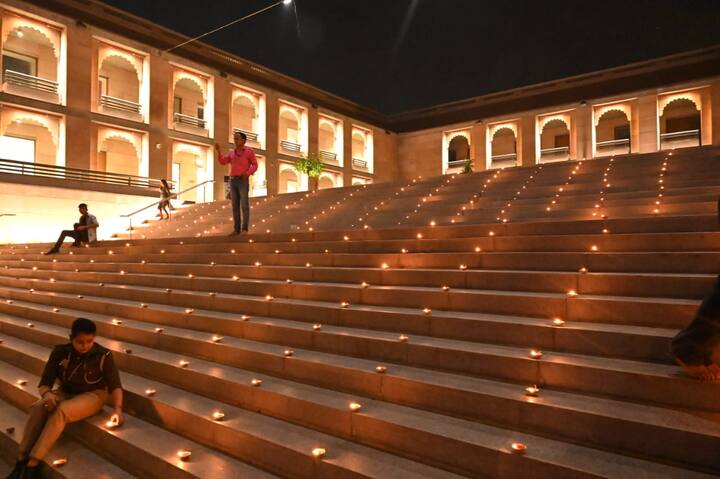 श्रद्धालुओं की भीड़ के आगे काशी विश्वनाथ धाम में पांव रखने की जगह नहीं है. बाबा विश्वनाथ के चरणों में शीश नवाकर भक्त खुशहाल जीवन की कामना कर रहे हैं.