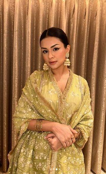 ਅਭਿਨੇਤਰੀ ਨੇ ਆਪਣੇ ਵਾਲਾਂ ਦਾ ਹਾਈ ਬਨ ਬਣਾ ਕੇ ਅਤੇ ਹਲਕਾ ਮੇਕਅਪ ਕਰਕੇ ਆਪਣਾ ਲੁੱਕ ਪੂਰਾ ਕੀਤਾ ਹੈ।
