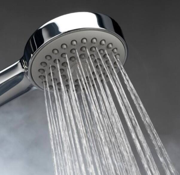 ਮਾਨਸਿਕ ਇਕਾਗਰਤਾ ਲਈ ਹਰ ਰੋਜ਼ ਇਸ਼ਨਾਨ ਕਰਨਾ ਬਹੁਤ ਜ਼ਰੂਰੀ ਹੈ। ਕੁਝ ਲੋਕ ਹਮੇਸ਼ਾ ਕੋਸੇ ਪਾਣੀ ਨਾਲ ਨਹਾਉਣਾ ਪਸੰਦ ਕਰਦੇ ਹਨ ਤਾਂ ਕੁਝ ਲੋਕ ਠੰਡੇ ਪਾਣੀ ਨਾਲ ਨਹਾਉਣਾ ਪਸੰਦ ਕਰਦੇ ਹਨ। ਕੁਝ ਲੋਕ ਮੌਸਮ ਦੇ ਹਿਸਾਬ ਨਾਲ ਪਾਣੀ ਦੀ ਚੋਣ ਕਰਦੇ ਹਨ। ਉਦਾਹਰਨ ਲਈ, ਜੇਕਰ ਗਰਮੀ ਹੋਵੇ ਤਾਂ ਠੰਡੇ ਪਾਣੀ ਨਾਲ ਨਹਾਉਣਾ ਚਾਹੀਦਾ ਹੈ ਅਤੇ ਜੇਕਰ ਠੰਡਾ ਹੋਵੇ ਤਾਂ ਗਰਮ ਪਾਣੀ ਨਾਲ ਨਹਾਉਣਾ ਚਾਹੀਦਾ ਹੈ। ਠੰਡਾ ਜਾਂ ਗਰਮ, ਨਹਾਉਣ ਲਈ ਕਿਹੜਾ ਪਾਣੀ ਜ਼ਿਆਦਾ ਫਾਇਦੇਮੰਦ ਹੈ?