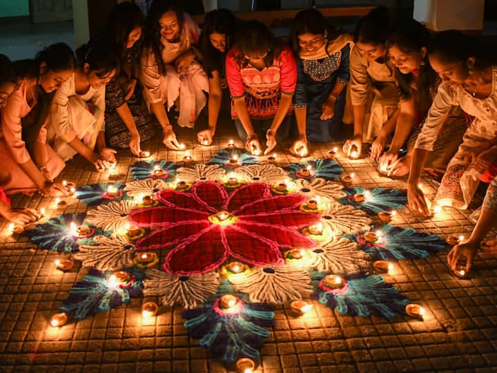 Rajasthan celebrate Diwali festival with devotion love and happiness Diwali 2023: राजस्थान में धूमधाम से मनाया गया दिवाली का पर्व, बाजारों की सजावट देखने उमड़ी भीड़