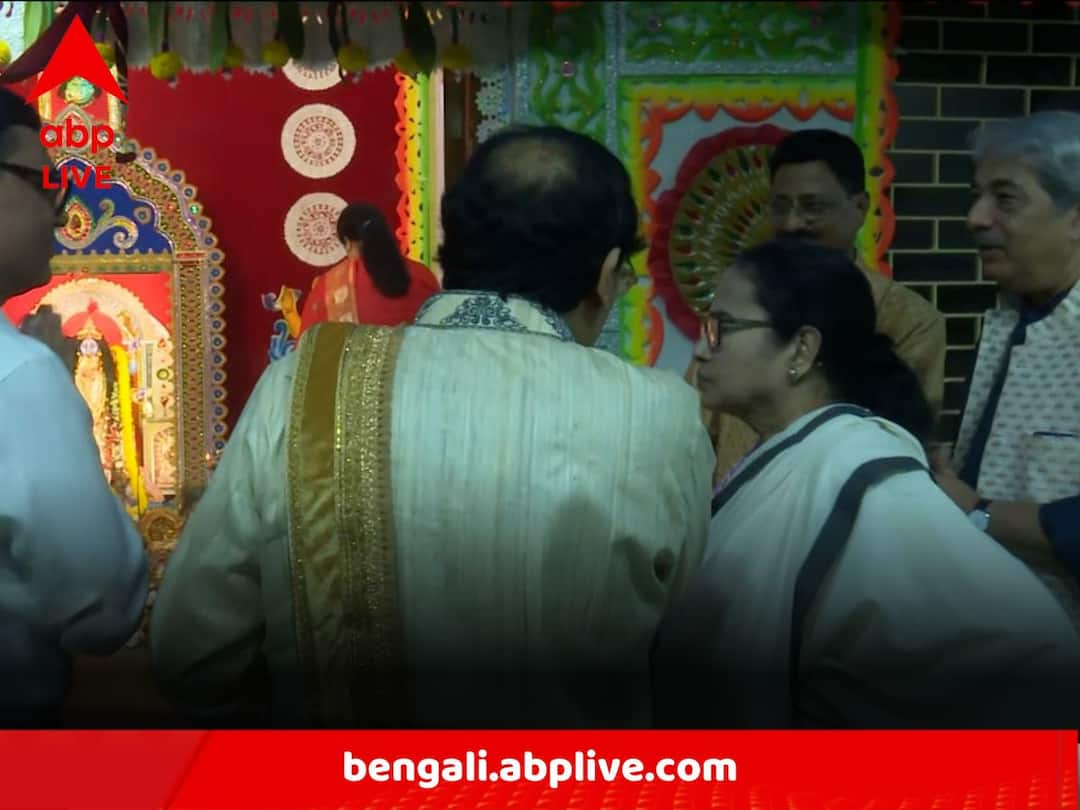 CM Mamata Banerjee At Her Home Attending Guests At Kali Puja 2023 At The Same Time Doing Puja CM Mamata Banerjee:অতিথি আপ্যায়ন থেকে পুজো তদারকি, সবই সামলালেন তৃণমূলনেত্রী