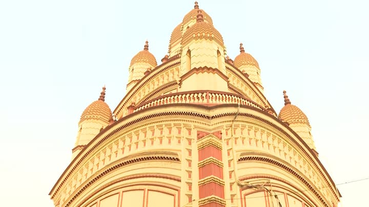 ১৮৫৫ সালে রানি রাসমনি দক্ষিণেশ্বর মন্দির প্রতিষ্ঠা করেন। তারপর থেকে রামকৃষ্ণদেবের সাধনস্থলে পরিণত হয় এই মন্দির।