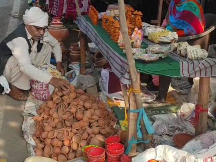 फैयाज खुदसर ने कहा, अगर लोग पहले की तरह मिट्टी के दीपों को जला कर दीपावली मनाने लगें तो इससे न केवल पर्यावरण का बचाव होगा बल्कि मिट्टी के दीये-बर्तन बनाने वाले कलाकारों के लिए भी हितकारी होगा और वे दीपों को जोश और उत्साह के साथ बनाएंगे.  नहीं तो वह दिन दूर नहीं जब ये कलाकार अपनी कलाकारी को छोड़ने पर मजबूर हो जाएंगे और मिट्टी के बर्तन, डीप और मूर्तियां पूरी तरह से बनने बंद हो जाएंगे.