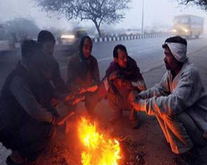 देशभरात थंडीचा कडाका वाढला आहे.  राजधानी दिल्लीत शुक्रवारी झालेल्या पावसानंतर तापमानात घट झाली आहे.