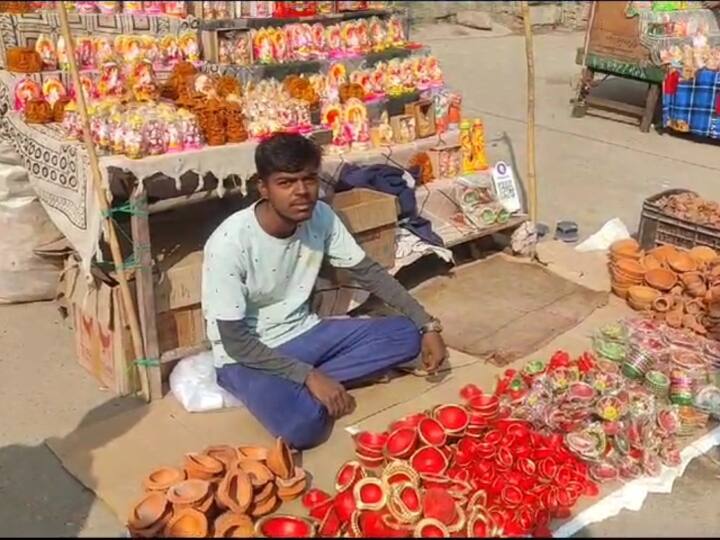 दिवाली के दीपों की जगह एलईडी लाईटों और सजावटी बल्बों ने ले ली. यही वजह है कि, आज दीपावली का त्योहार है और दीयों को बनाने वाले प्रजापति समाज के कलाकार मिट्टी के दीयों-बर्तनों के लिए ग्राहकों का इंतजार कर रहे हैं, लेकिन उम्मीद के विपरीत कुछ-एक खरीदार ही दीपों को खरीदने के लिए उनके पास पहुंच रहे हैं.