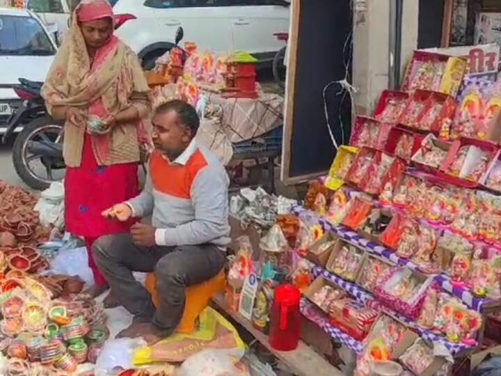 मिट्टी के बर्तन बनाकर बेचने वाले एक दुकानदार से एबीपी न्यूज से बातचीत में बताया कि, वह अब सिर्फ दीपावली के उत्सव पर दीपों को इसलिए बनाकर बेच रहे हैं, ताकि जो भारतीय संस्कृति और परंपरा है वह बची रहे. इस काम से उनका गुजारा अब मुश्किल हो चुका है और वह घर चलाने के लिए चाय बेचने या फिर अन्य छोटे-मोटे कामों को करते हैं.