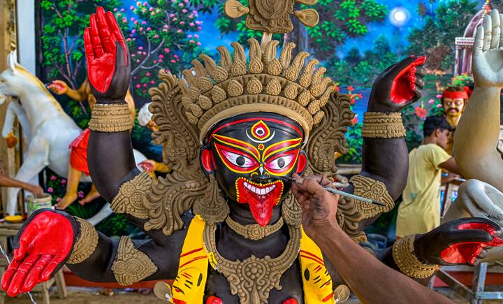 বলা হয়, পঞ্চাশটি মুণ্ডের এই মালা আসলে জ্ঞানের প্রতীক৷ যে সেনাপতি তাঁর চুল ধরে অপমান করেছিল, তাঁর মুণ্ড দেবী হাতে ধরে থাকেন৷