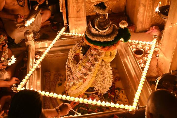 गर्भगृह के साथ-साथ मंदिर परिसर और काशी विश्वनाथ धाम दीपों से जगमगा उठे हैं. सुंदर नजारा श्रद्धालुओं के मन को मोह लेने वाला है.