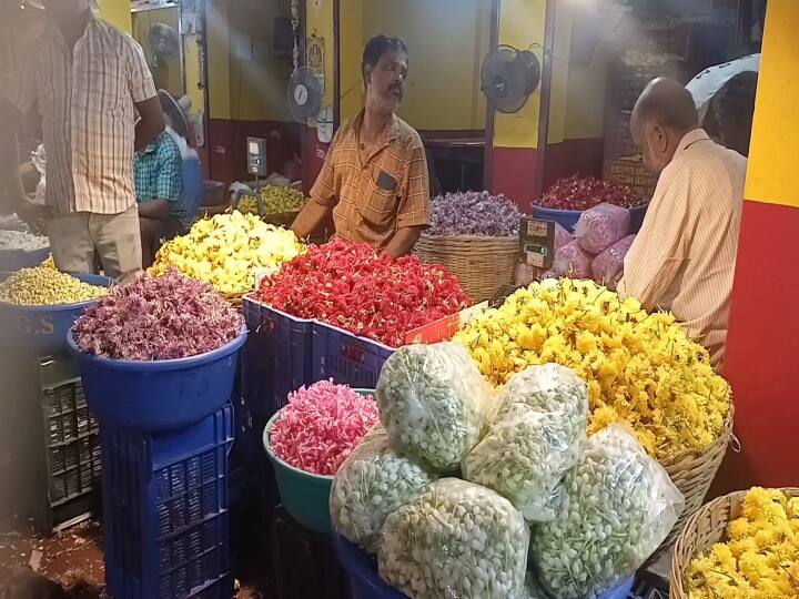 Diwali 2023 Kanchipuram district  price of flowers has increased in the flower shop area Diwali 2023: பிறந்தது தீபாவளி! கிடுகிடுவென உயர்ந்த பூக்கள் விலை - பூஜை பொருட்கள் வாங்க அலைமோதும் மக்கள்!