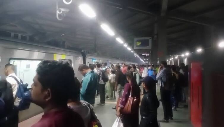 Mumbai Metro 1 Ghatkoper to Versova line technical issue due to reason Metro is running late detail marathi latest news Mumbai Metro : दरवाजे खुले पण मेट्रो बंद, घाटकोपर ते वर्सोवा मार्गावर बिघाड; अर्ध्या तासापासून प्रवाश्यांचा खोळंबा