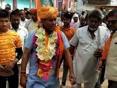 कार पर विधायक लिख खुद पहनी नोटों की माला, बयाना BJP प्रत्याशी ने उड़ाईं आचार संहिता की धज्जियां