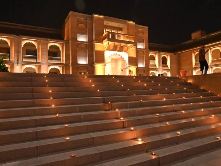 Diwali 2023 Celebration: रोशनी के पर्व दीपावली पर वाराणसी का काशी विश्वनाध धाम बदला बदला नजर आया. काशी विश्वनाथ मंदिर परिसर तक दीपों से जगमगा उठे. सुंदर नजारे ने श्रद्धालुओं का मन मोह लिया.