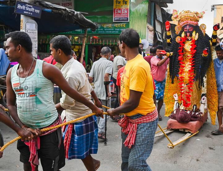 আলোর উৎসবে মাতোয়ারা তিলোত্তমা কলকাতাও। দুর্গাপুজোর মতোই কালীপুজোতেও থিমের হিড়িক।