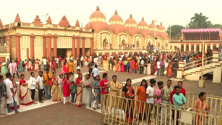 ভোর সাড়ে ৫টায় মন্দির খোলার পর বিশেষ আরতি হয়। এরপর মা ভবতারিণীর পুজো।