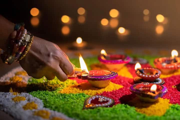 দীপাবলির রাতে দেবী লক্ষ্মীর আরাধনা করলে কুণ্ডলীতে শুক্র গ্রহ শক্তিশালী হয় এবং ব্যক্তিকে ধনী করে। এছাড়া দেবী লক্ষ্মীর আরাধনা করলেও ধন-সম্পদ ও খ্যাতি পাওয়া যায়।