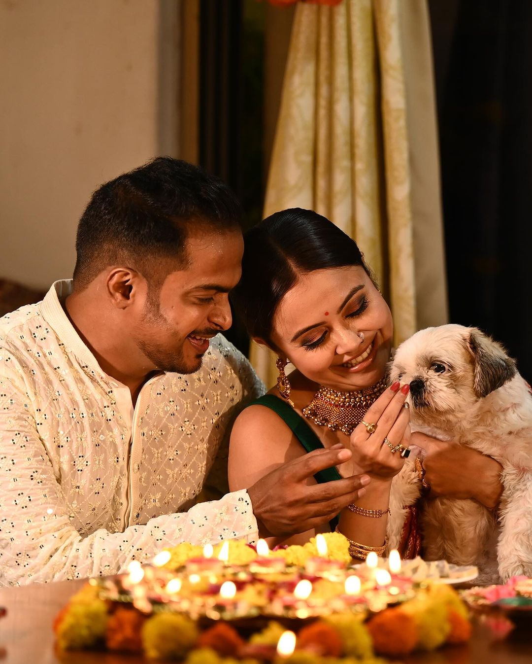 Diwali 2023 Devoleena Bhattacharjee Celebrated Her First Diwali With Husband Shahnawaz Sheikh After Marriage See Photos Here | Diwali 2023: फूलों की रंगोली..दीयों से सजाया घर, लाल साड़ी पहन पति संग पहली