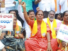 వేములవాడలో బీజేపీకి భారీ కుదుపు, బీఆర్ఎస్‌లోకి తుల ఉమ - లైన్‌లోకి కేటీఆర్!