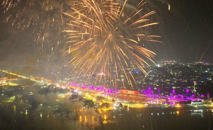 રોશનીના પર્વ પહેલા અયોધ્યા શહેરને રંગબેરંગી રોશનીથી શણગારવામાં આવ્યું હતું અને લેસર લાઇટની પણ વ્યવસ્થા કરવામાં આવી હતી.