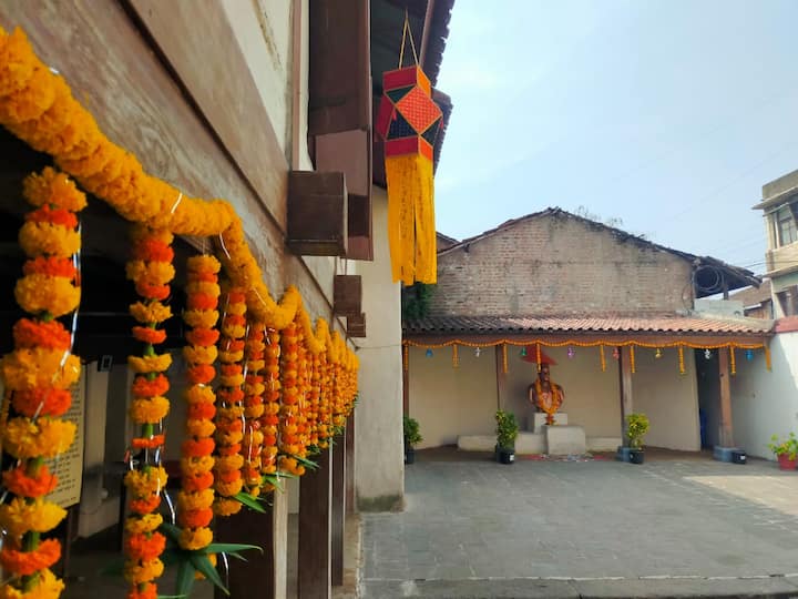 Nashik Diwali : स्वातंत्र्यवीर सावरकर यांची जन्मभूमी असलेल्या भगूर येथील स्मारकात दिवाळी निमित्ताने झेंडूच्या फुलांची आकर्षक सजावट करण्यात आली आहे.