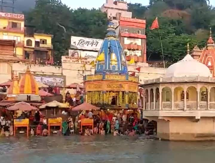 Ganga Snan Diwali: दीपावली के अवसर पर गंगा स्नान और दीपदान का विशेष महत्व होता है. देश के अलग-अलग राज्यों से दीपदान और स्नान की तस्वीरें सामने आई हैं.