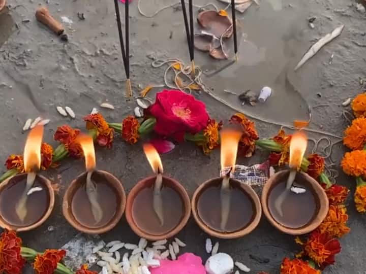 सरयू नदी में श्रद्धालुओंं ने गंगा स्नान करने के बाद दीपदान किया.