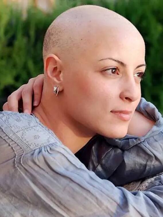 कैंसर के मरीजों को बाल क्यों कटवाने पड़ते हैं?