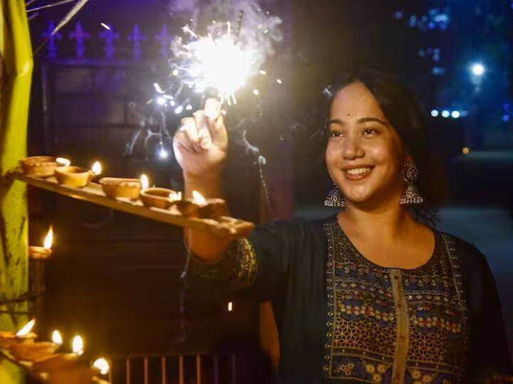 लोगों ने कश्मीर से लेकर कन्याकुमारी तक और राजस्थान से लेकर असम तक दिवाली का त्योहार मनाया. असम के गुवाहाटी शहर में एक लड़की को फुलझड़ी जलाते हुए देखा जा सकता है. दिवाली के मौके पर शहर का हर हिस्सा रोशनी में नहाया हुआ नजर आया.