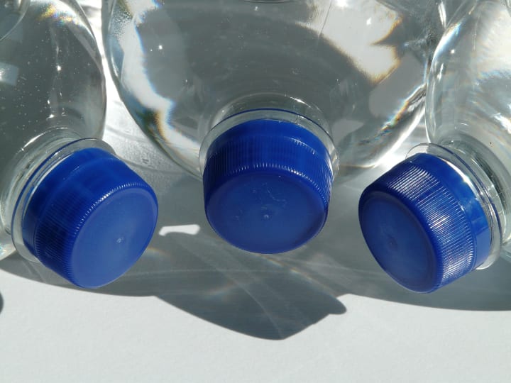 Why is the color of water bottle cap blue Know here the meaning of each color of lid पानी की बोतल के ढक्कन का रंग नीला ही क्यों होता है? यहां जानिए हर रंग के ढक्कन का मतलब