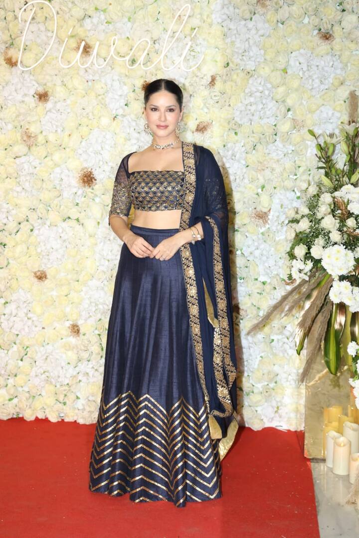 Her outfit comprised a navu blue skirt with golden patterns towards the bottom and a top with elbow-length sleeves comprising intricate designs in gold. (Image Source: Manav Manglani)