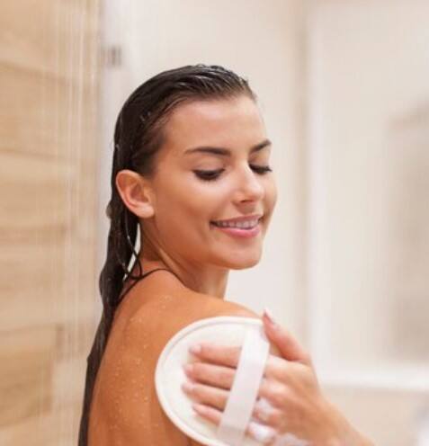 ਪਰ ਕੀ ਤੁਸੀਂ ਕਦੇ ਸੋਚਿਆ ਹੈ ਕਿ ਕਿਹੜਾ ਪਾਣੀ, ਠੰਡਾ ਜਾਂ ਗਰਮ, ਨਹਾਉਣ ਲਈ ਸਹੀ ਹੈ? ਤੁਹਾਡੀ ਜਾਣਕਾਰੀ ਲਈ, ਅਸੀਂ ਤੁਹਾਨੂੰ ਦੱਸ ਦੇਈਏ ਕਿ ਰੋਜ਼ਾਨਾ ਨਹਾਉਣ ਨਾਲ ਡਿਪ੍ਰੈਸ਼ਨ, ਚਿੰਤਾ ਅਤੇ ਤਣਾਅ ਵਰਗੀਆਂ ਬਿਮਾਰੀਆਂ ਨਾਲ ਲੜਨ ਵਿੱਚ ਵੀ ਮਦਦ ਮਿਲਦੀ ਹੈ।