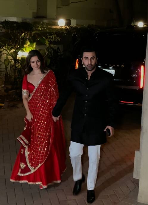 Kareena Kapoor Diwali Party: करीना की दिवाली पार्टी में Alia Bhatt ने ढाया रेड लहंगे में कहर, पति Ranbir Kapoor के साथ यूं दिए पोज