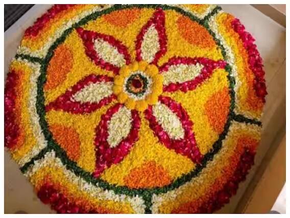 તમે મેરીગોલ્ડ, કમળ, ગુલાબ અને અન્ય ફૂલોનો ઉપયોગ કરી શકો છો. તમે પાંદડાને અલગ-અલગ આકારમાં કાપીને સુંદર રંગોળી બનાવી શકો છો, ફૂલોની રંગોળીઓ ઘરને દિવાળીની ખુશીઓથી ભરી દેશે.