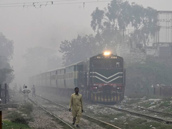 Toxic smog has also engulfed eastern Pakistan. The AQI in Lahore stood at 262 on Monday, making it the second-most polluted city in the world. Several cities, including Lahore, have been shut down due to the spike in pollution. (Image Source: Getty)